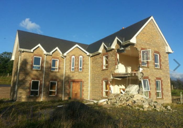 Vientos de 140 km/h derriban un edificio en construcción como si fuera un castillo de naipes