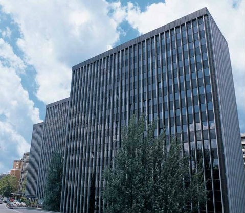 edificio de colonial en la calle agustín fuxá (madrid) Colonial vende un aparcamiento en Madrid por 7,2 millones