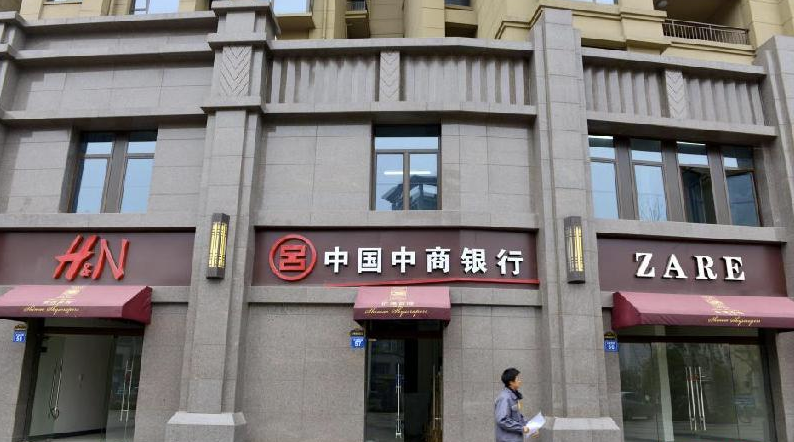 tiendas de 'zare' y 'h&n' en la 'milla de oro' falsificada de china. fotos: chinanews.com Un paseo por la ‘milla de oro’ pirateada de China en la que zara se llama ‘zare’ y apple es ‘appla’