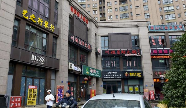 Un paseo por la ‘milla de oro’ pirateada de China en la que zara se llama ‘zare’ y apple es ‘appla’ 