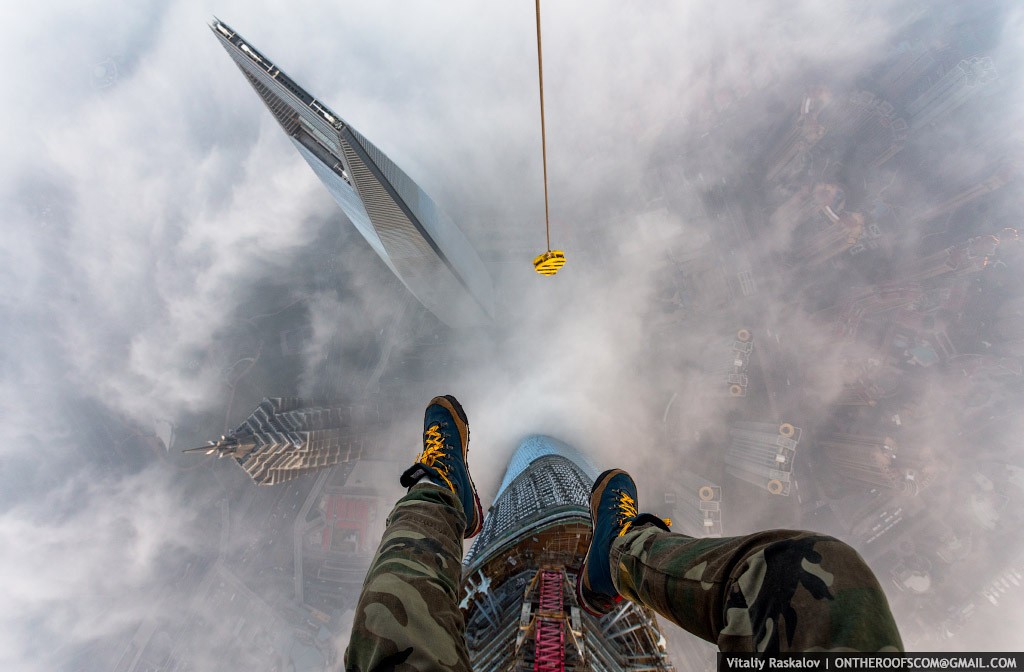 No apto para cardiacos: así se ve el mundo desde la cima del segundo edificio más alto del planeta (fotos y vídeo)