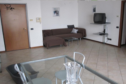 Renovación 'low cost': cómo convertir una sala de estar fría e impersonal en un salón lleno de color por poco dinero