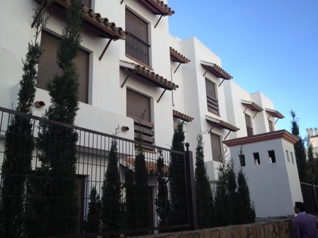 la urbanización “golf hills village”, a subasta Se subasta una urbanización con 152 viviendas en estepona desde 7,3 millones