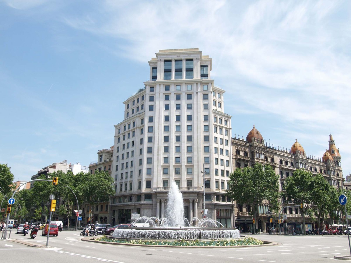 el edificio que alberga los cinco pisos de obra nueva vendidos Los descuentos llegan al lujo: cinco pisos en la mejor zona de Barcelona vendidos con rebaja del 40%