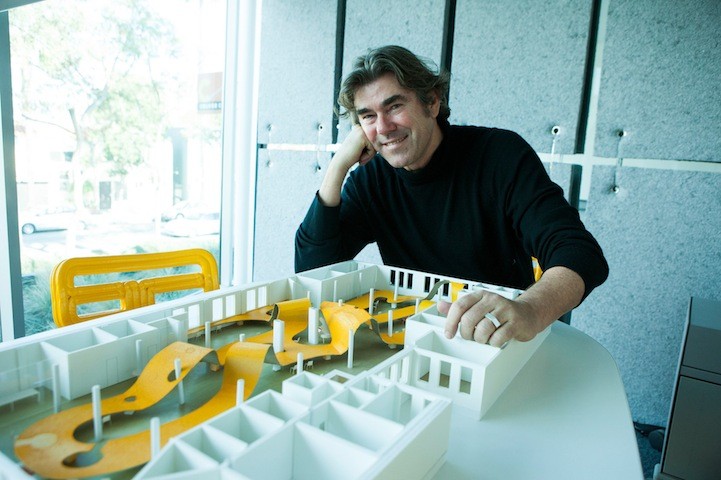 Adiós a los cubículos: una impresionante mesa de oficina de 335 metros para sentar hasta 200 empleados