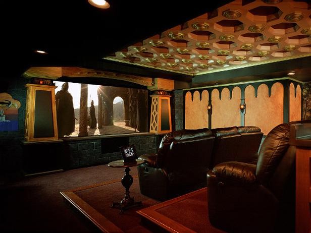 Las ideas más extravagantes para hacer un cine en casa: de la cueva de batman a una villa francesa (fotos y vídeos)