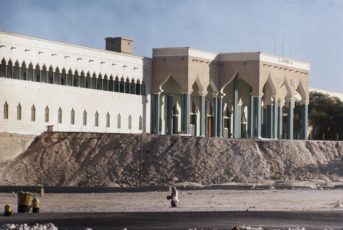 then-the-palace-of-the-ruling-sheikh-in-doha-qatar-in-1971-the-grounds-werent-even-complete-yet