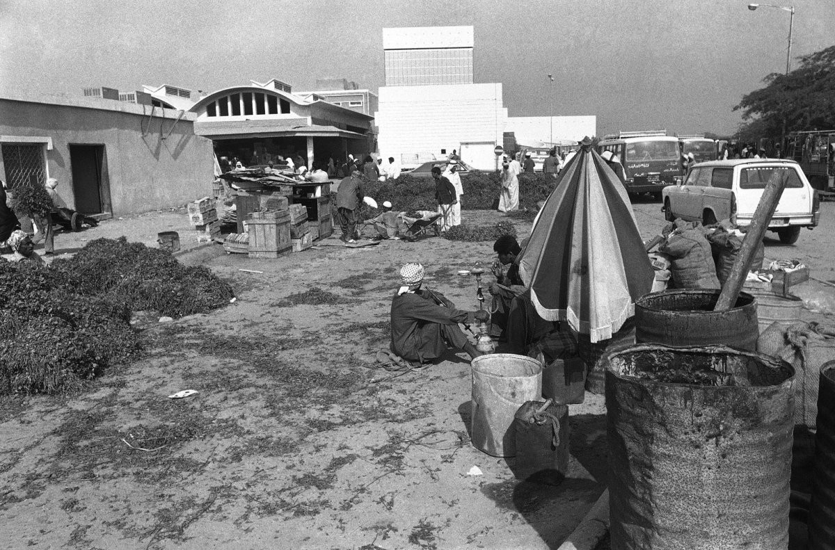 this-was-part-of-dohas-open-air-market-in-1977-piles-of-garbage-and-loiterers-smoking-hookah-wer