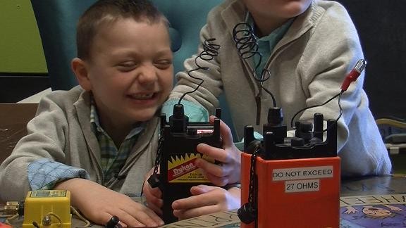 La conmovedora historia de cómo un niño enfermo de leucemia cumplió su sueño de demoler un edificio (fotos)