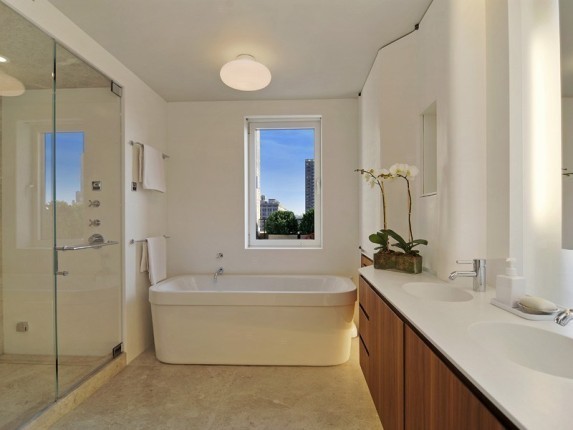 Keith-Richards-apt-bath-1e255a-573x430