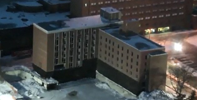 La conmovedora historia de cómo un niño enfermo de leucemia cumplió su sueño de demoler un edificio (fotos)