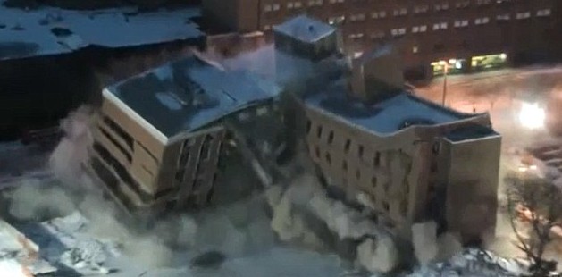 La conmovedora historia de cómo un niño enfermo de leucemia cumplió su sueño de demoler un edificio (fotos)