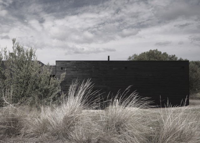 dezeen_Ridge-Road-Residence-by-Studio-Four_ss_1-640x457