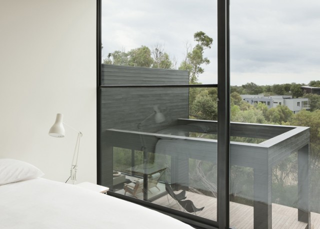 dezeen_Ridge-Road-Residence-by-Studio-Four_ss_15-640x457