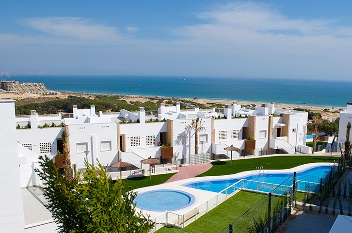 Los carteles de “se vende” proliferan en los pisos de costa por la crisis y la competencia entre bancos