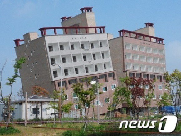 Casas inclinadas o cómo vivir en un edificio más torcido que la torre de pisa