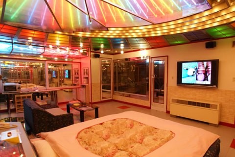 Los mejores 'hoteles del amor' de Japón: del vagón de metro a la consulta del doctor (fotos)