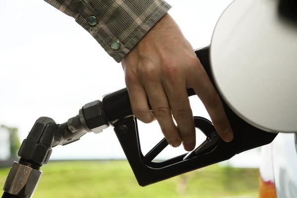 Consejos para saber dónde y cuándo es más barato echar gasolina
