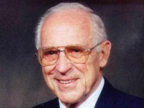 El agente inmobiliario más viejo del mundo está en plena forma: a 99 años y todavía vende decenas de casas al año 