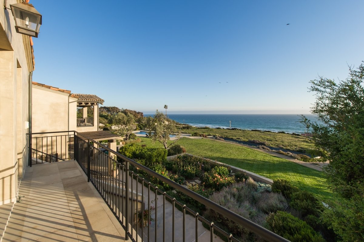 the-entire-batcave-is-accessible-via-an-underground-passageway