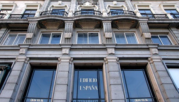 Se recogen firmas contra el derribo del edificio España 