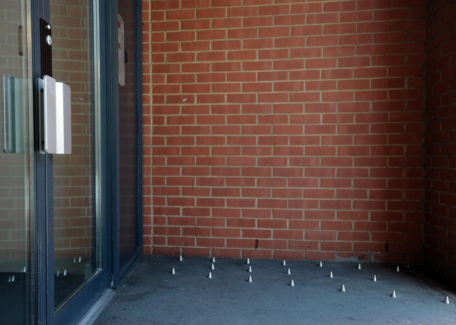 Mobiliario ‘antimendigos’ o cómo las ciudades usan el diseño Urbano para echar a los ‘sin techo’ de sus calles