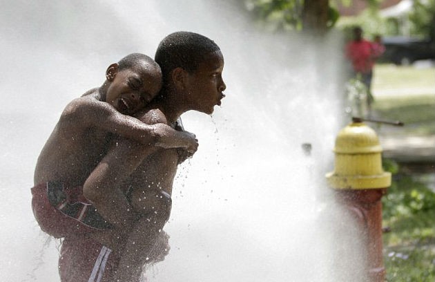 Crisis humanitaria en detroit: la mitad de la población no paga el agua y la ciudad les quiere cortar el suministro