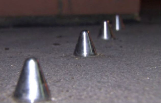 Los ‘pinchos anti-indigente’, la última y polémica medida para evitar que los ‘sin techo’ duerman en los portales de londres