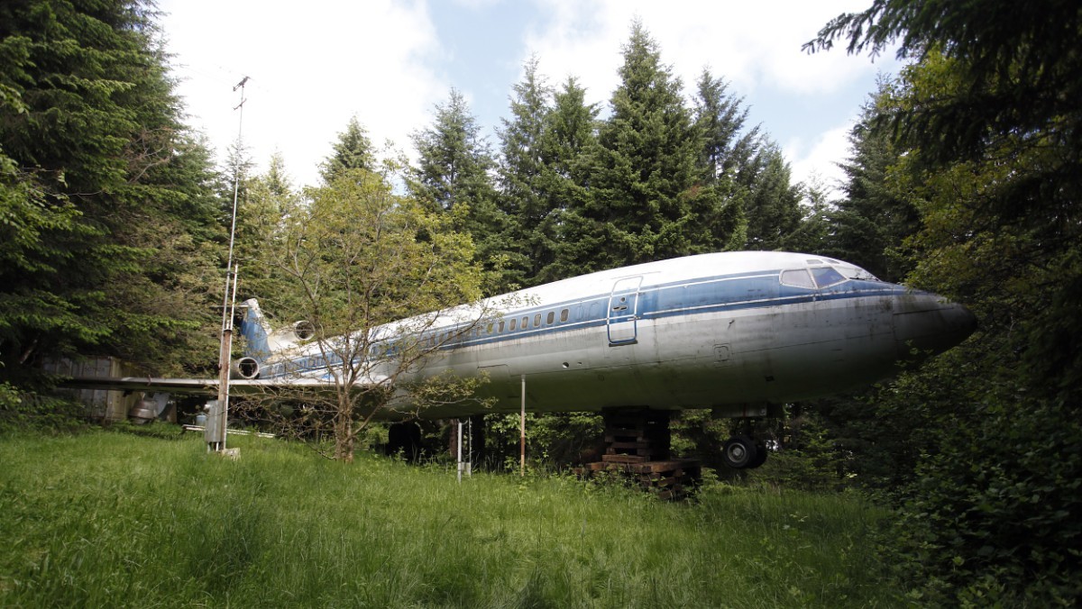 Vivienda de altos vuelos: la sorprendente historia del ermitaño que lleva 15 años viviendo en un avión en medio del bosque