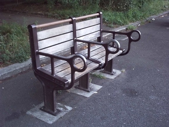 Mobiliario ‘antimendigos’ o cómo las ciudades usan el diseño Urbano para echar a los ‘sin techo’ de sus calles