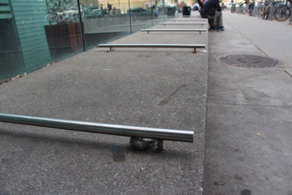Mobiliario ‘antimendigos’ o cómo las ciudades usan el diseño Urbano para echar a los ‘sin techo’ de sus calles
