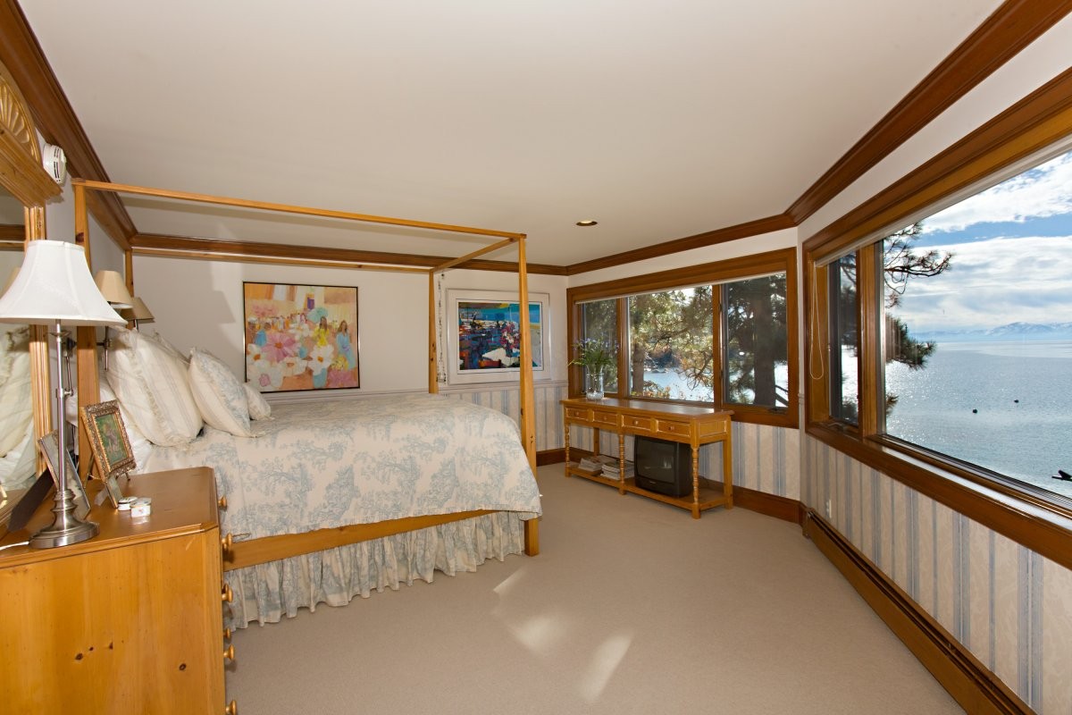 even-the-guest-bedroom-has-stunning-views