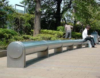 Mobiliario ‘antimendigos’ o cómo las ciudades usan el diseño Urbano para echar a los ‘sin techo’ de sus calles