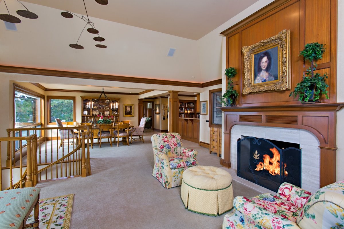 inside-the-decor-is-supposed-to-reflect-old-lake-tahoe