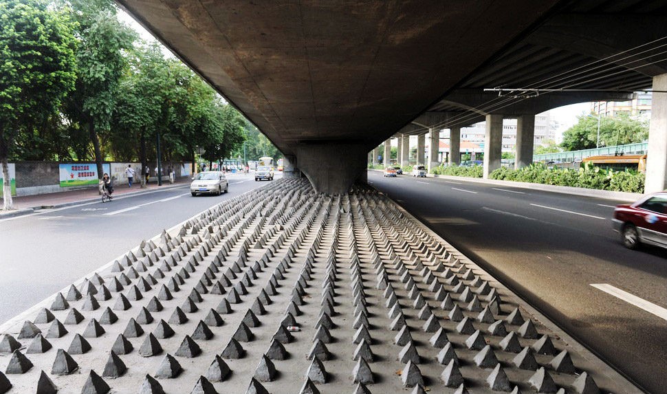 Mobiliario ‘antimendigos’ o cómo las ciudades usan el diseño Urbano para echar a los ‘sin techo’ de sus calles