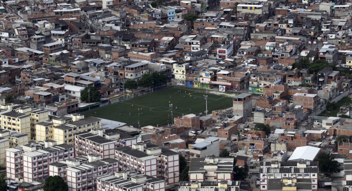 Los ‘estadios’ de las favelas de río de janeiro, la ‘cara b’ del mundial de fútbol de Brasil 2014