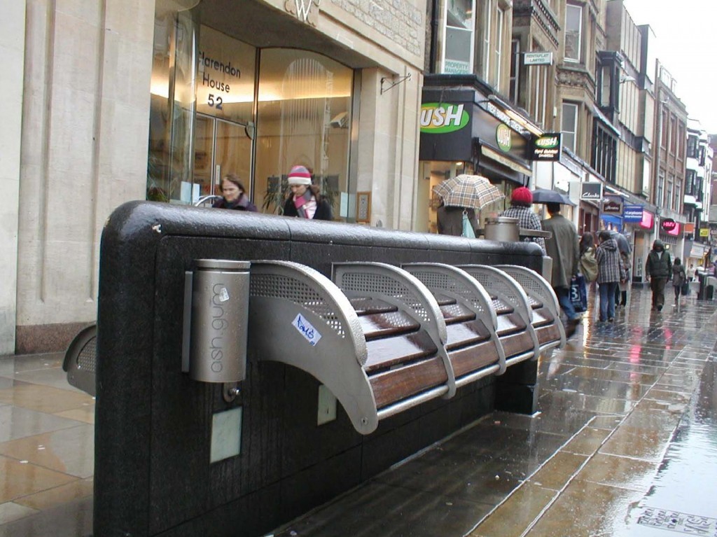 Mobiliario ‘antimendigos’ o cómo las ciudades usan el diseño Urbano para echar a los ‘sin techo’ de sus calles