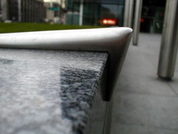 Mobiliario ‘antimendigos’ o cómo las ciudades usan el diseño Urbano para echar a los ‘sin techo’ de sus calles