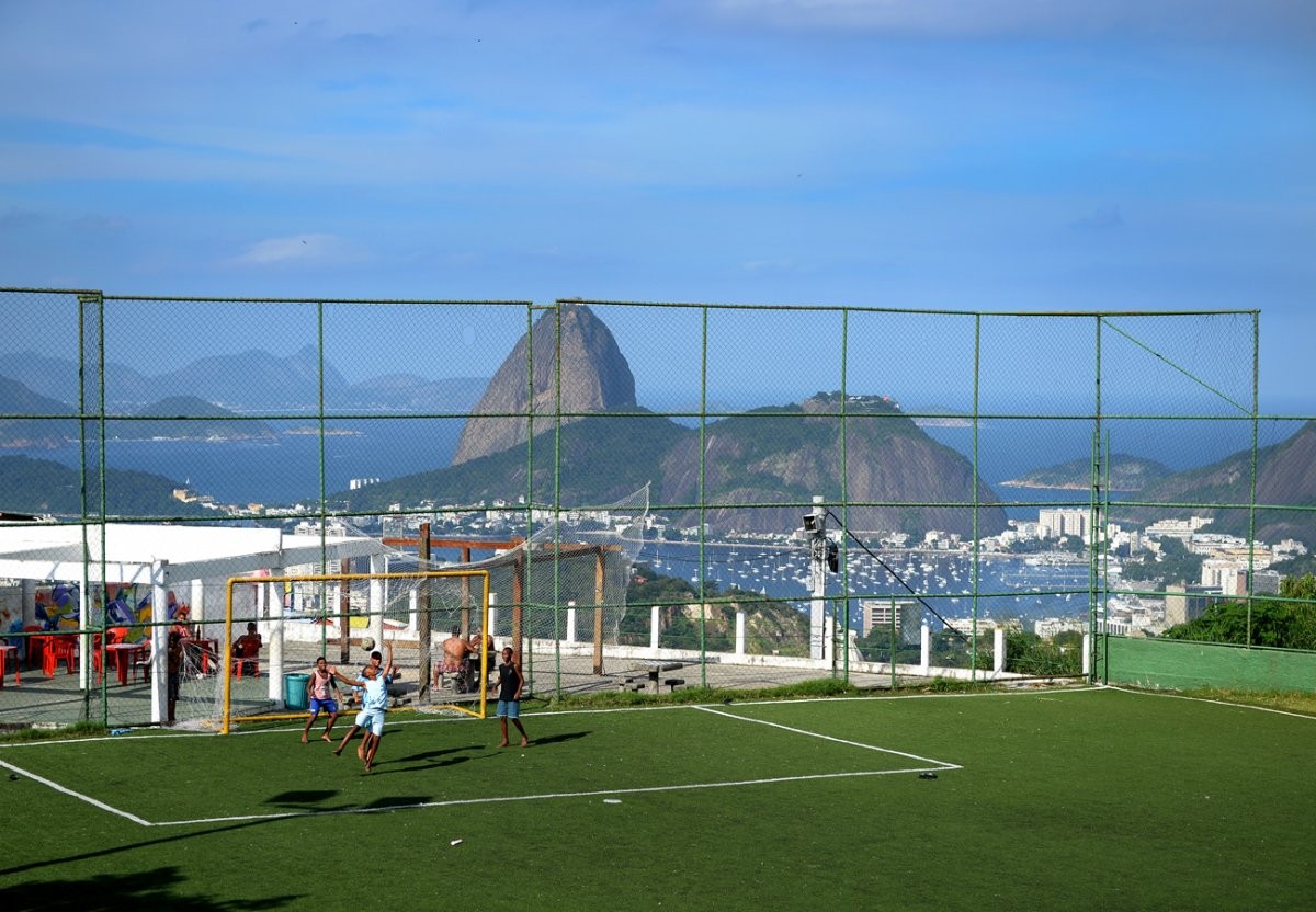 Los ‘estadios’ de las favelas de río de janeiro, la ‘cara b’ del mundial de fútbol de Brasil 2014