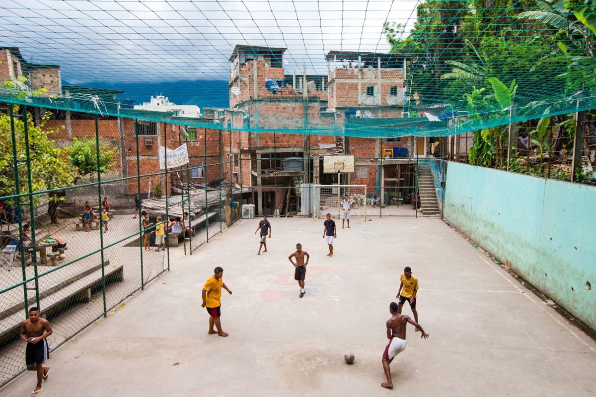 Los ‘estadios’ de las favelas de río de janeiro, la ‘cara b’ del mundial de fútbol de Brasil 2014