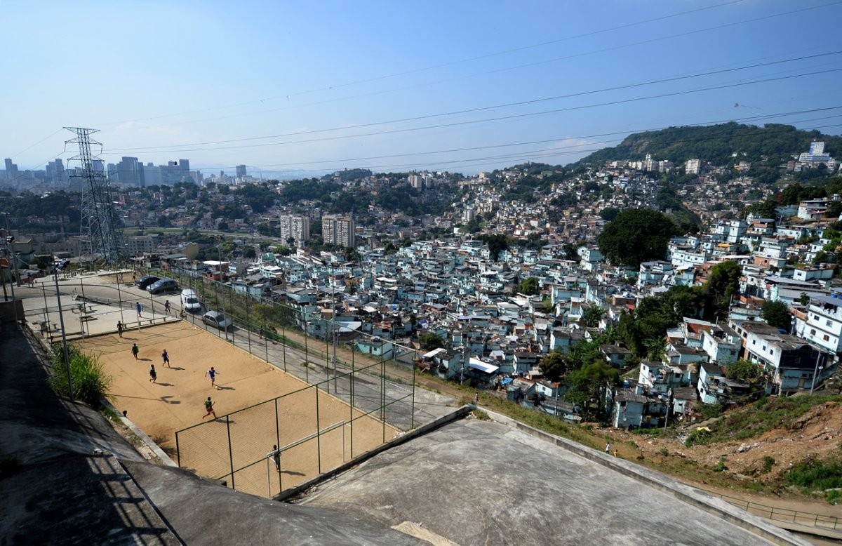 Los ‘estadios’ de las favelas de río de janeiro, la ‘cara b’ del mundial de fútbol de Brasil 2014