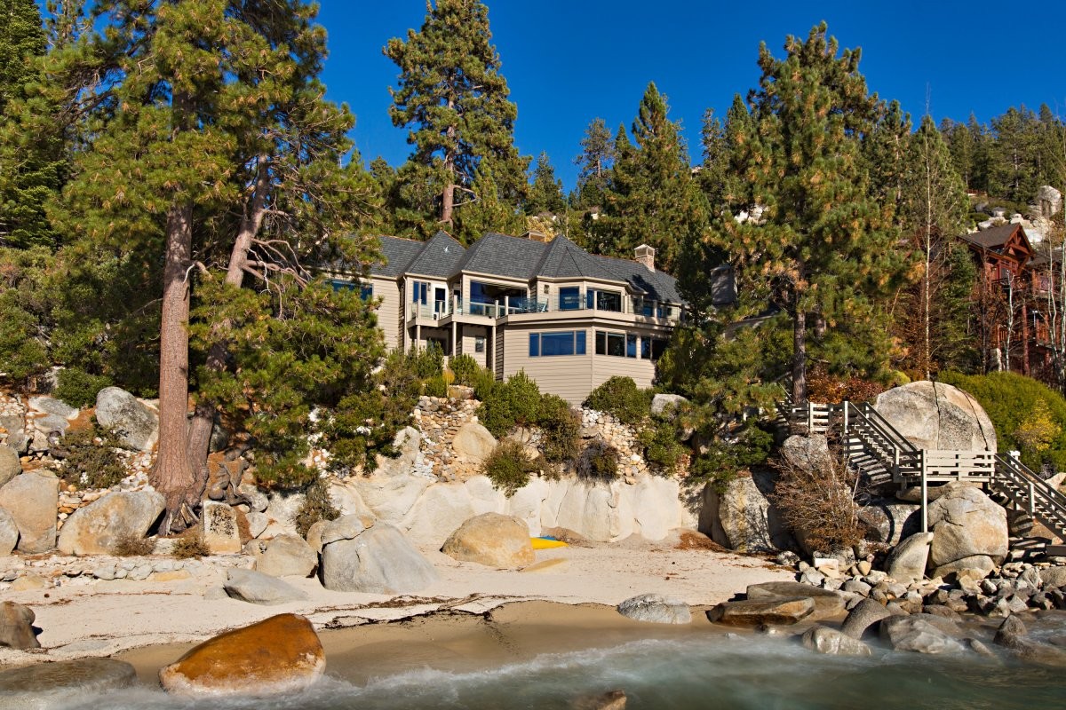 the-119-million-home-sits-on-a-secluded-one-acre-lot