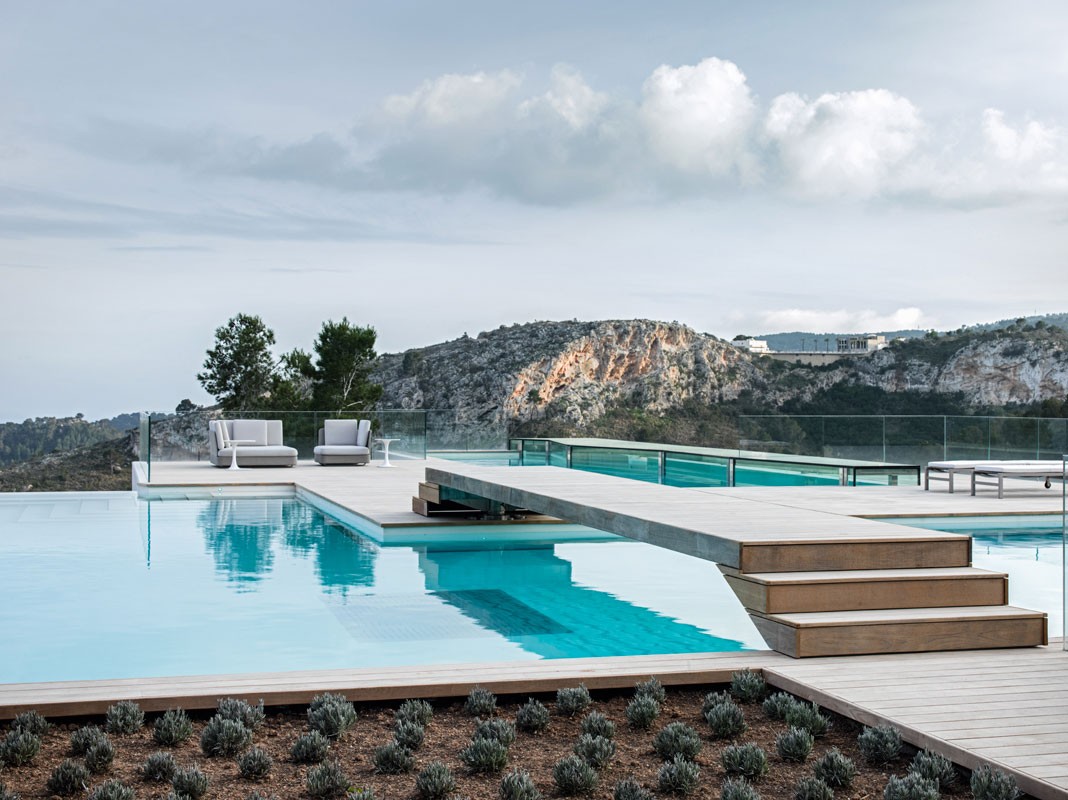 Casas de ensueño: una villa camaleónica con gimnasio, bodega y helipuerto frente al mar de mallorca