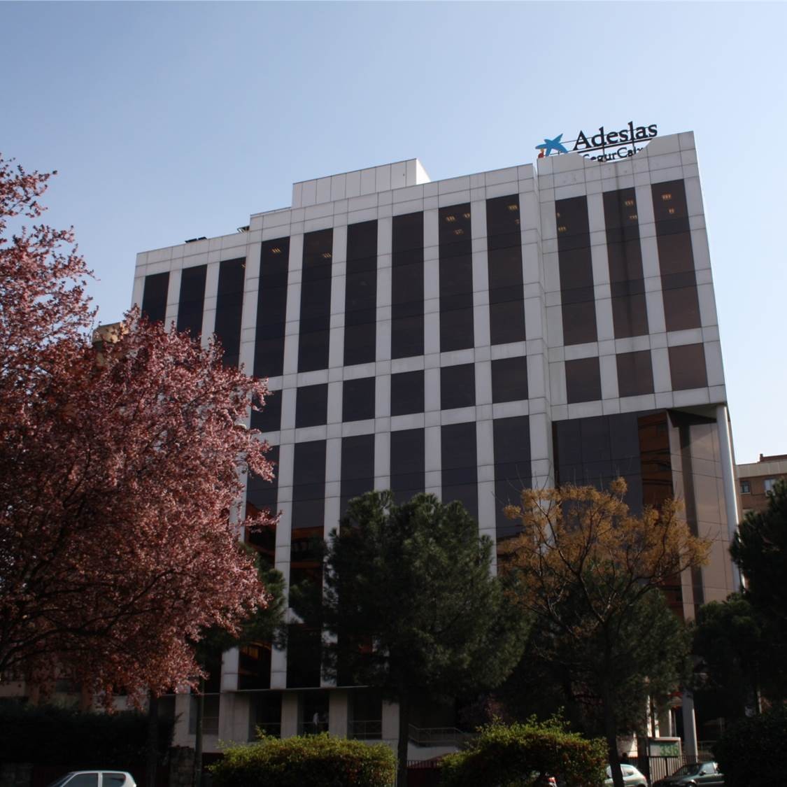 fachada_principal_del_edificio_2