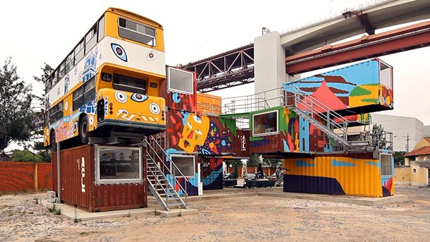 Village underground lisboa: cuando tu oficina es un contenedor o un autobús (fotos)