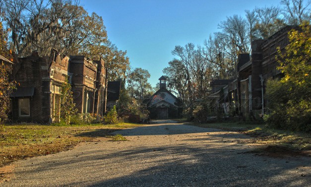 La bella decadencia de 'spectre', la ciudad construída para el rodaje de la película 'big fish' (fotos)