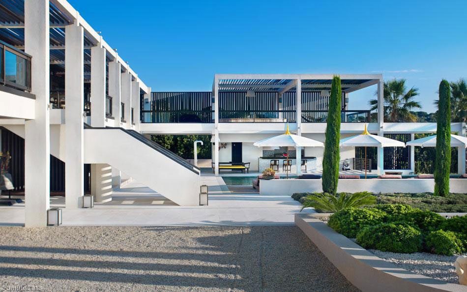 luxury-modern-villa-on-cap-dantibes-06