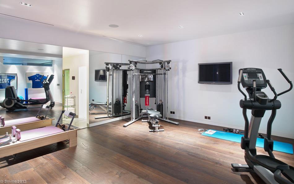 luxury-modern-villa-on-cap-dantibes-26