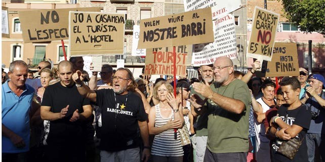 Inspecciones puerta a puerta en los pisos turísticos de Barcelona, ¿Lucha contra el alquiler ilegal o acoso?