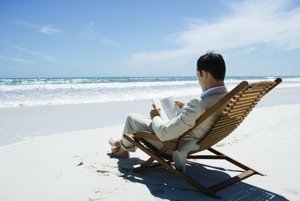 Ocho libros imprescindibles para dar tus primeros pasos en bolsa este verano